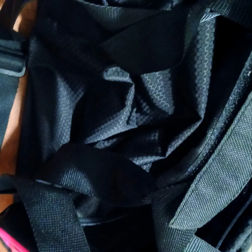 REEBOK DUFFLE BAG TEXTURED Black AND PINK ..ROOMY!